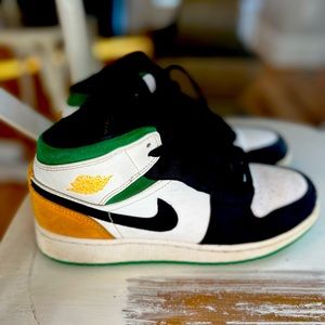 Nike Jordan 1 MidOakland